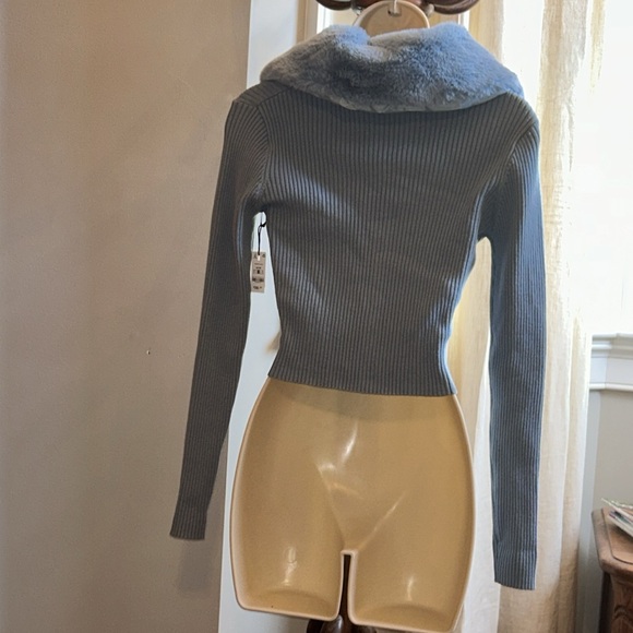 Ardene Contemporary Wear Cropped Fur Collar Cardigan - Picture 2 of 5